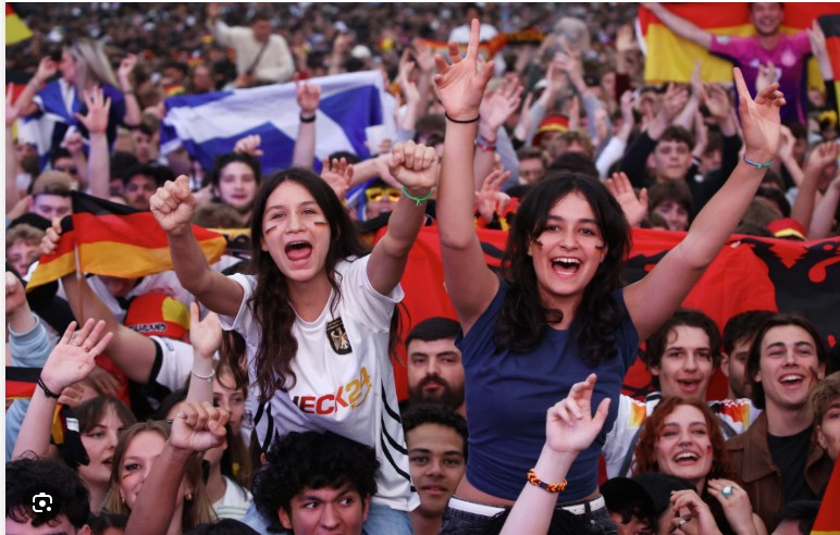 Khán đài cổ vũ của Euro lúc nào cũng đông kín cổ động viên