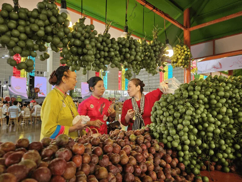 Không gian ngập tràn sắc màu rực rỡ từ vô số loại trái cây nhiệt đới tươi ngon.