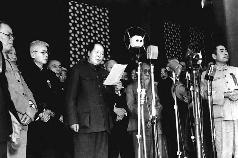 Mao Trạch Đông tuyên bố thành lập nước Cộng hòa Nhân dân Trung Hoa tại Bắc Kinh ngày 1/10/1949.